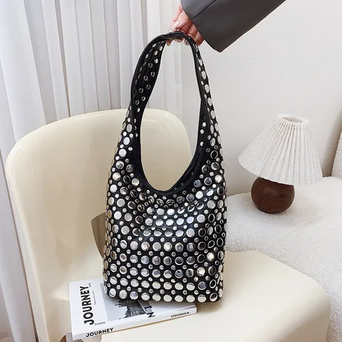 Bolso Hobo con Remaches Punk Retro Occidental para Mujer Cuero Sintético Remache Bolso de Hombro de Axila Moda Color Sólido Bolso Tote Grande