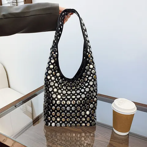 Bolso Hobo con Remaches Punk Retro Occidental para Mujer Cuero Sintético Remache Bolso de Hombro de Axila Moda Color Sólido Bolso Tote Grande