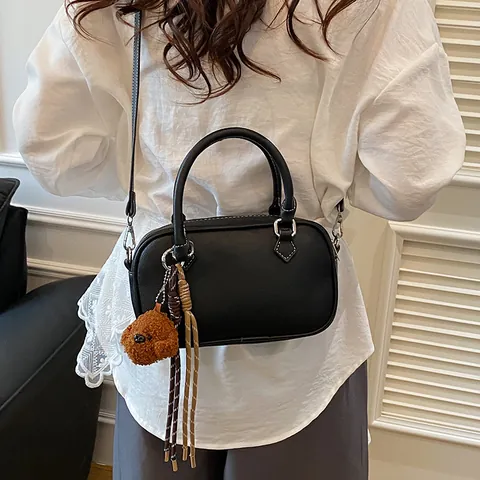 Damen Mode Litschimuster Boston Kissentasche Lässig PU Leder Henkeltasche Umhängetasche Mit Bär Anhänger