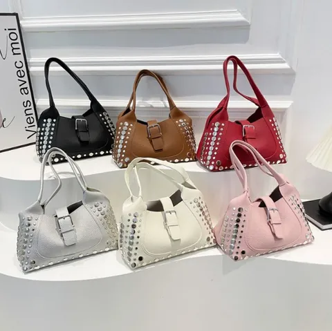 Sac Sous le Bras pour Femme en Cuir PU avec Rivets Grain Lychee Sac à Main Épaule Clouté en Métal Argenté Style Motard Design de Niche Mode