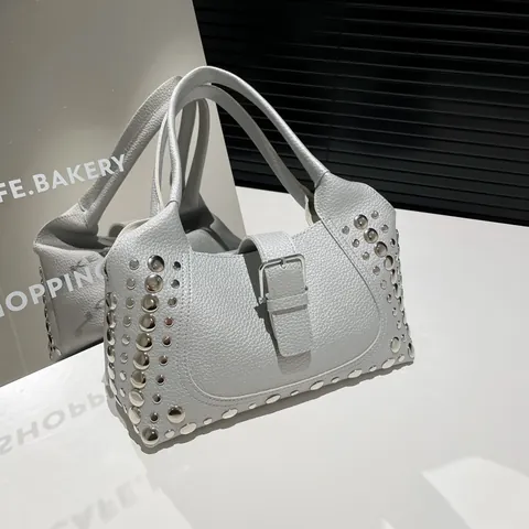 Sac Sous le Bras pour Femme en Cuir PU avec Rivets Grain Lychee Sac à Main Épaule Clouté en Métal Argenté Style Motard Design de Niche Mode