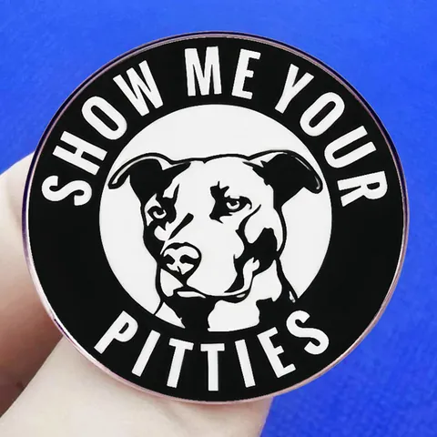 Divertido Broche de Esmalte Perro Pitbull Insignia Redonda de Aleación Inscripción Show Me Your Pitties Animal de Dibujos Animados para Hombres Mujeres