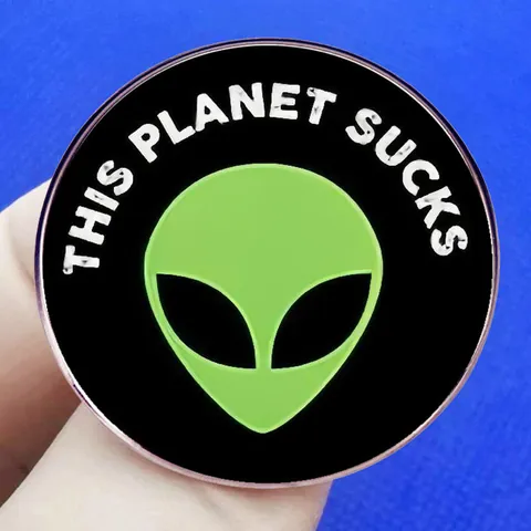 Broche De Esmalte Extraterrestre Humor This Planet Sucks Redondo De Aleación Insignia Para Mochila Ropa Chaqueta Accesorios