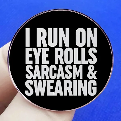 Spilla Rotonda in Lega con Slogan Sarcastico Divertente I Run On Eye Rolls Sarcasm And Swearing Spilla Smaltata per Gioielli