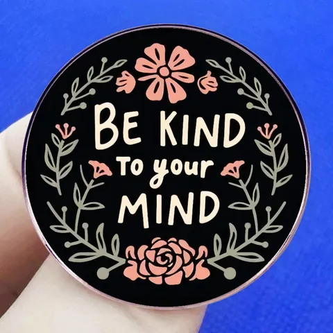 Spilla in Lega Smaltata Ispiratrice Be Kind To Your Mind Distintivo Tondo Floreale Per Zaino Abbigliamento Giacca Gioielli