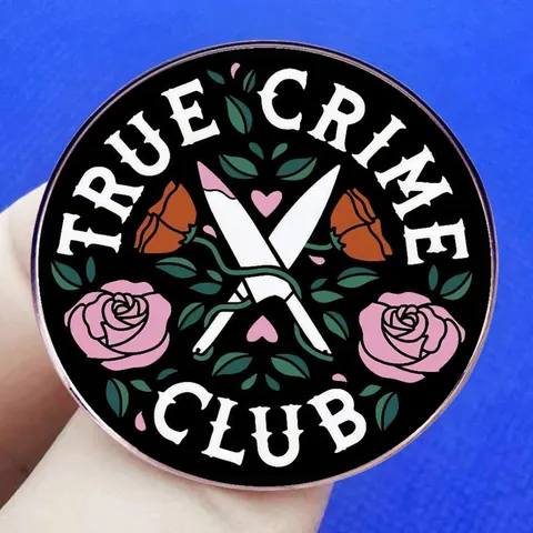 True Crime Club Badge en Émail Broche Poignards Croisés Motif de Fleurs et Roses en Alliage Métallique Style Gothique Punk Accessoires pour Sacs Vestes