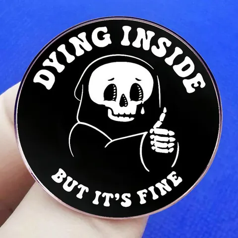 Dying Inside But Its Fine Καρφίτσα Σμάλτου Σκελετός Χάρος Μαύρο Λευκό Σήμα από Κράμα Halloween Διακόσμηση Ρούχων