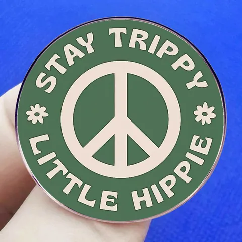 Stay Trippy Little Hippie Broche Ronde en Alliage Signe de la Paix Badge en Émail pour Vêtements Sac à Dos Bijoux Rétro