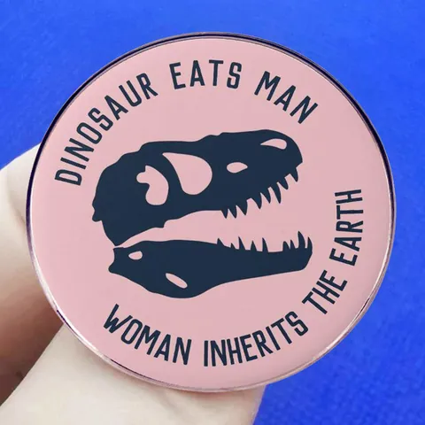Spilla in Smalto Divertente Dinosauro Lega Rosa Tonda Distintivo Con Citazione Dinosaur Eats Man Woman Inherits The Earth