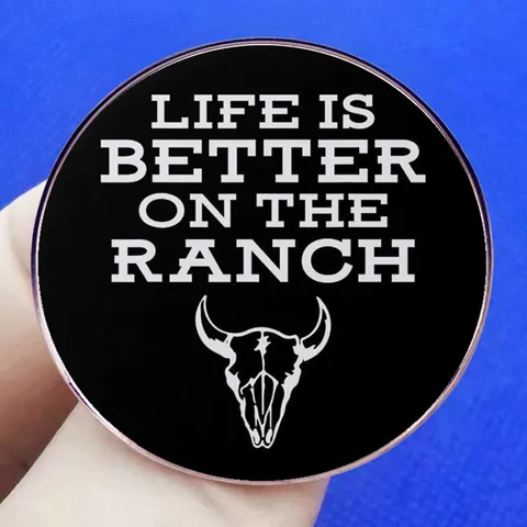 Spilla Rotonda Western Life Is Better On The Ranch Lega Teschio Di Mucca Pin Smaltata Minimalista Stile Country Gioielli