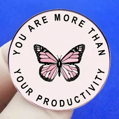 Eres Más Que Tu Productividad Broche Redondo Mariposa Rosa Insignia de Aleación Citas Positivas Pin Para Mochila Ropa