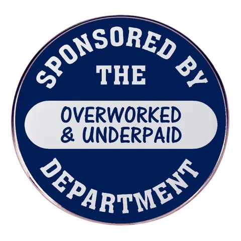 Spilla Divertente Sponsored By The Overworked And Underpaid Department in Lega Smaltata Tonda Distintivo Ufficio Accessori per Vestiti Zaino