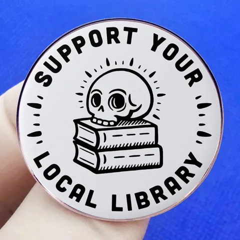 Spilla per Libri con Teschio Support Your Local Library Spilla Tonda in Lega per Vestiti Borse Gioielli Gothic Regalo Unisex