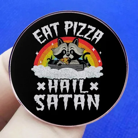 Cartoon Waschbär Eat Pizza Hail Satan Brosche Regenbogen Legierung Rund Pin Badge Für Rucksack Kleidung Dekoratives Zubehör Unisex