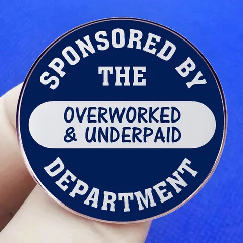 Spilla Divertente Sponsored By The Overworked And Underpaid Department in Lega Smaltata Tonda Distintivo Ufficio Accessori per Vestiti Zaino