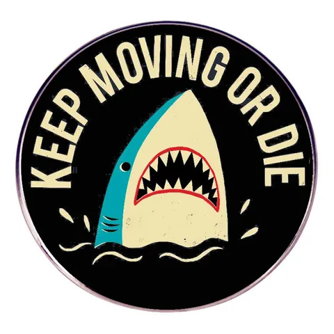 Broche Ronde en Alliage de Métal Requin Dessin Animé Keep Moving Or Die Badge pour Hommes Femmes Mode Streetwear Bijoux Accessoires Cadeau