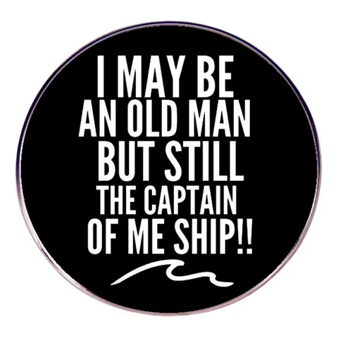 Divertente Spilla Rotonda in Lega I May Be An Old Man But Still The Captain Of Me Ship Spilla Smaltata Gioielli Nautici per Uomo Regalo