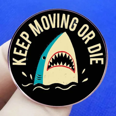 Broche Ronde en Alliage de Métal Requin Dessin Animé Keep Moving Or Die Badge pour Hommes Femmes Mode Streetwear Bijoux Accessoires Cadeau