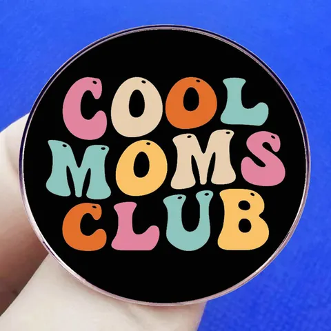 Retro Pop Art Alloy Brooch Cool Moms Club Lettering Round Badge Pin Gold Multi Color Decorative Pin For Women Accessory