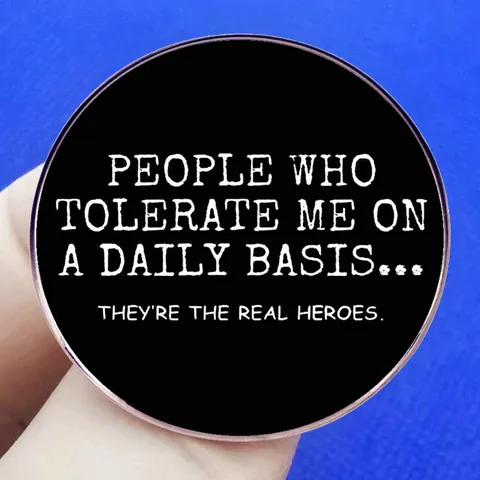Slogan Humoristique People Who Tolerate Me On A Daily Basis Épinglette Émaillée Badge Rond En Alliage Pour Vêtements Sac À Dos Chapeau Bijoux Unisexe Cadeau