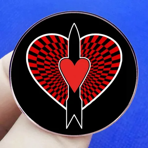 Broche de Groupe Rock Gothique en Alliage Métallique Badge Cœur Flèche Pour Fans de Musique Bijoux Punk Accessoires Unisexe