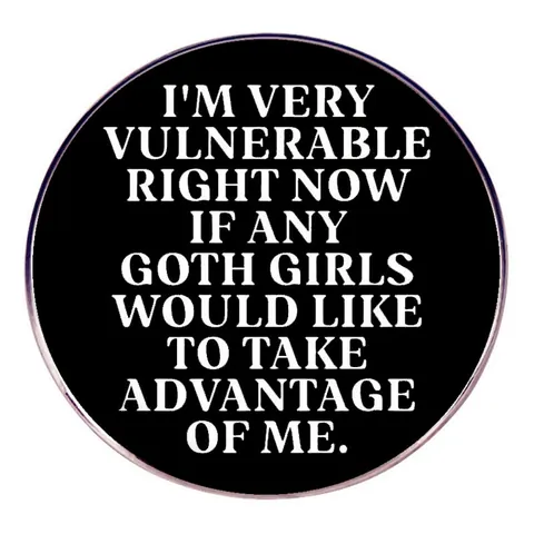 Spilla in Lega Rotonda con Lettere Umoristiche I'm Very Vulnerable Goth Girls Slogan Distintivo per Vestiti Zaino Gioielli