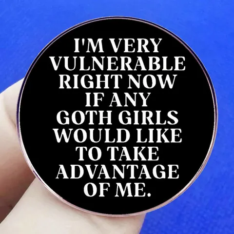Spilla in Lega Rotonda con Lettere Umoristiche I'm Very Vulnerable Goth Girls Slogan Distintivo per Vestiti Zaino Gioielli
