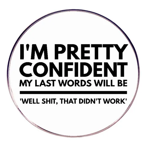 Spilla Rotonda con Citazione Inglese Umoristica Slogan Confident in Metallo Lega Bianco e Nero per Uomo e Donna