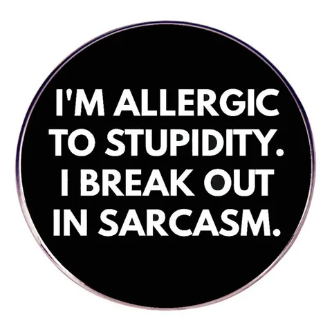 Humorvolle Legierung Brosche I'M ALLERGIC TO STUPIDITY Slogan Emaille Pin Sarkastisches Rundes Abzeichen Für Taschen Kleidung