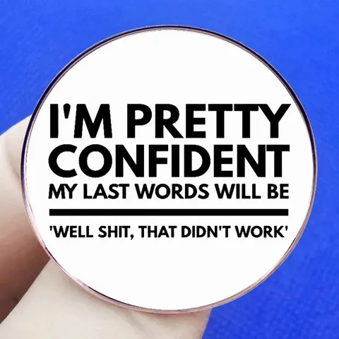 Spilla Rotonda con Citazione Inglese Umoristica Slogan Confident in Metallo Lega Bianco e Nero per Uomo e Donna