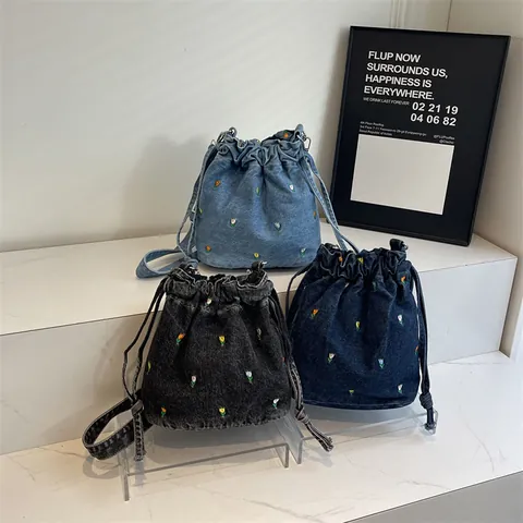 Sac Seau en Denim Rétro pour Femmes Avec Broderie de Tulipe Cordon de Serrage Sac Bandoulière Sac à Main Décontracté