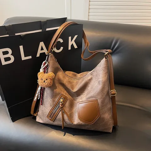 Borsa Tote da Donna in Pelle PU Vintage di Grande Capacità Borsa a Tracolla Hobo Ciondolo Orso Per Pendolarismo Quotidiano Borsa Casual Versatile