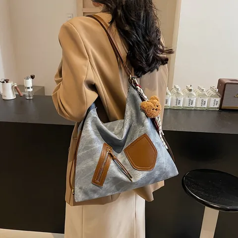 Borsa Tote da Donna in Pelle PU Vintage di Grande Capacità Borsa a Tracolla Hobo Ciondolo Orso Per Pendolarismo Quotidiano Borsa Casual Versatile
