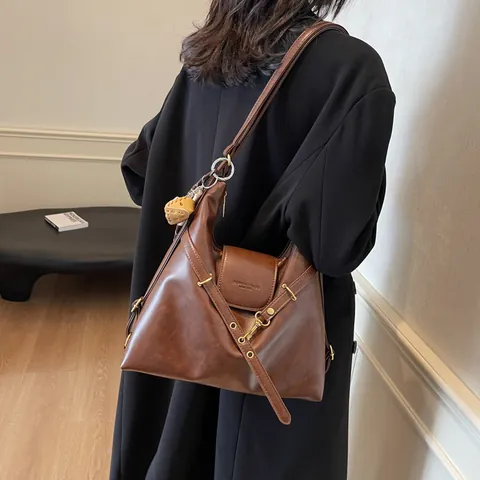 Bolso Tote de Gran Capacidad para Mujer en Cuero PU Retro Multiuso de Hombro Cruzado Mochila Con Colgante de Béisbol Moda Viajera