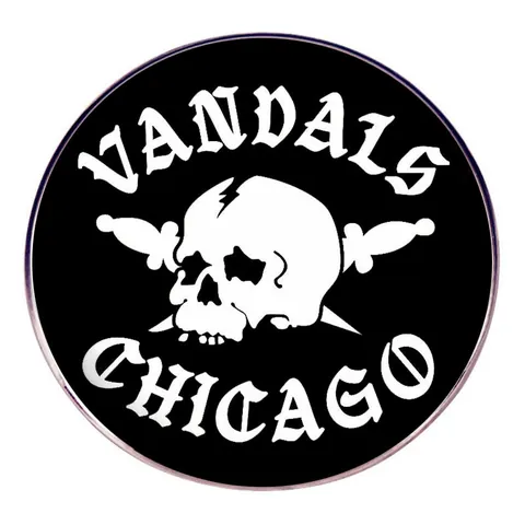 Spilla in Metallo Rotonda Gothic Con Teschio e Pugnale Vandals Chicago Distintivo Biker per Vestiti Borse Cappelli Accessorio Biker Club Unisex