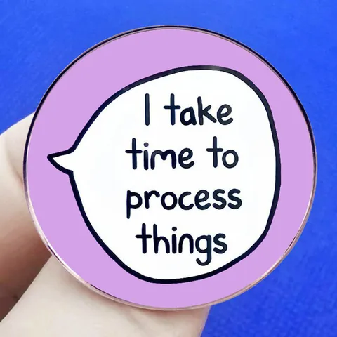 Spilla in Lega Tonda I Take Time To Process Things Fumetto Consapevolezza Salute Mentale Badge per Vestiti Unisex Gioielli