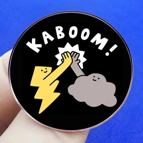 Cartoon Bliksem Wolk Broche Kaboom Ronde Emaille Pin Metalen Legering Badge Voor Rugzak Kleding Decoratieve Sieraden Unisex