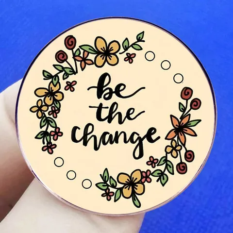 Inspirierende Be The Change Blumen Legierung Brosche Dekorative Runde Abzeichen Für Rucksack Kleidung Zubehör Damen Herren Schmuck Geschenk