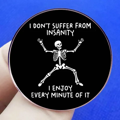 Tanzendes Skelett Zitat Emaille Pin Rund Legierung Abzeichen Brosche I Don't Suffer From Insanity I Enjoy Every Minute Of It Schmuck