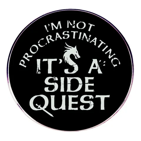 Gaming Humor Legierung Runde Brosche I'm Not Procrastinating It's A Side Quest Abzeichen Schwarz Weiß Emaille Pin Für Rucksack Jacke