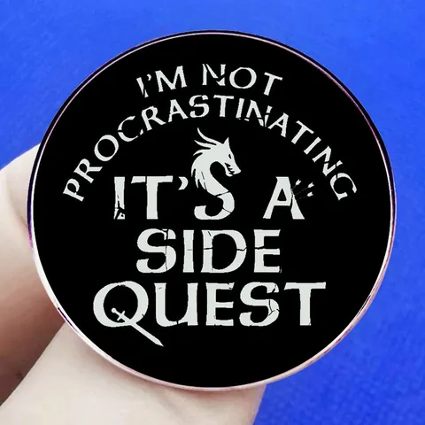 Gaming Humor Legierung Runde Brosche I'm Not Procrastinating It's A Side Quest Abzeichen Schwarz Weiß Emaille Pin Für Rucksack Jacke