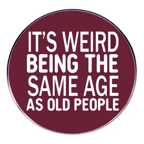 Lustiger Spruch Runder Legierung Brosche Pin Humorvoll Es Ist Seltsam Im Gleichen Alter Wie Alte Menschen Zu Sein Abzeichen Schmuck