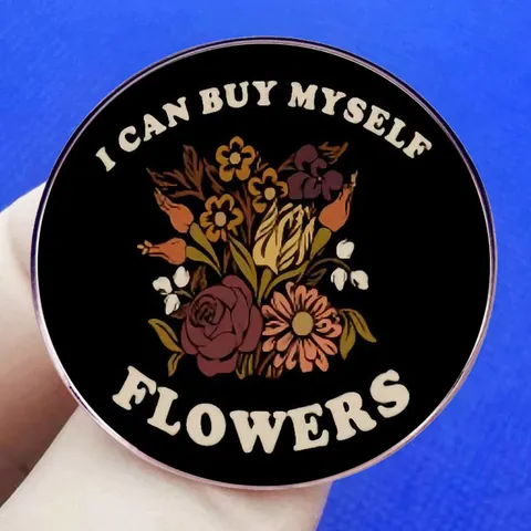 Spilla in Lega di Smalto Vintage con Fiori e Citazione I Can Buy Myself Flowers Distintivo Tondo in Metallo per Vestiti Borse Accessorio