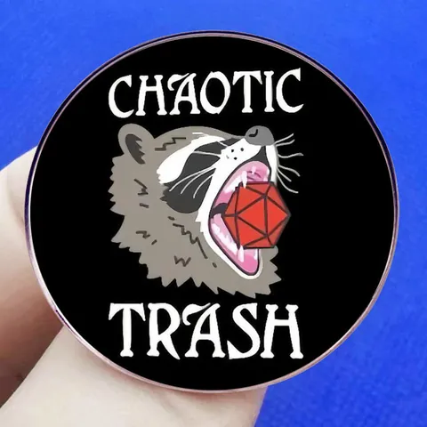 Divertente Spilla in Smalto Procione Chaotic Trash Con Dado D20 Rosso Spilla in Lega Distintivo Animale per Zaino Giacca