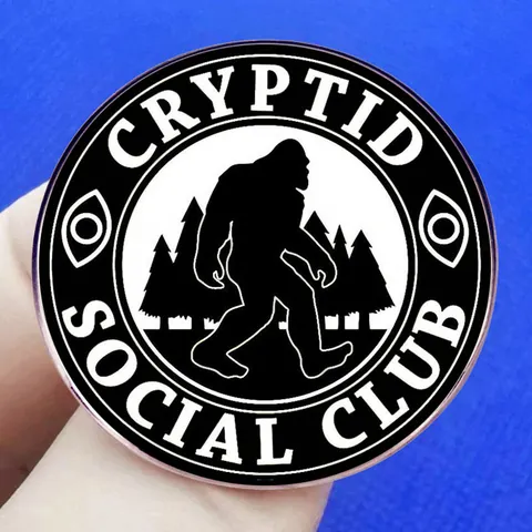 Rund Legierung Cryptid Social Club Bigfoot Silhouette Emaille Pin Wald Abzeichen Brosche Für Rucksack Kleidung Jacke Accessoire