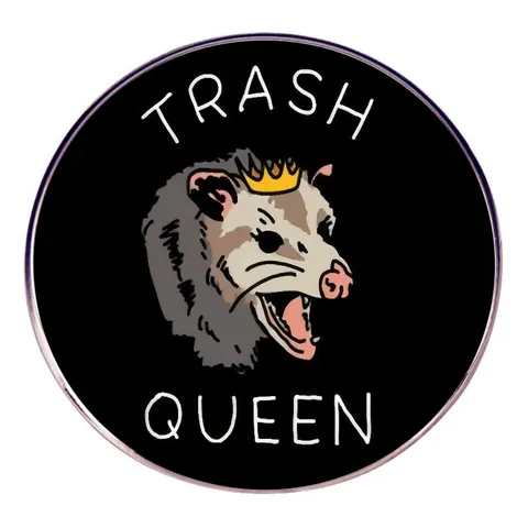 Divertente Spilla in Smalto Opossum Trash Queen in Lega Distintivo Rotondo Animale per Vestiti Borse Giacche Gioielli