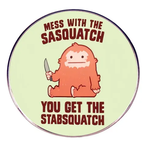 Épingle en Émail Sasquatch de Dessin Animé Humoristique Badge Stabsquatch en Alliage Avec Couteau Slogan Drôle Broche Pour Sacs à Dos Vêtements Accessoires