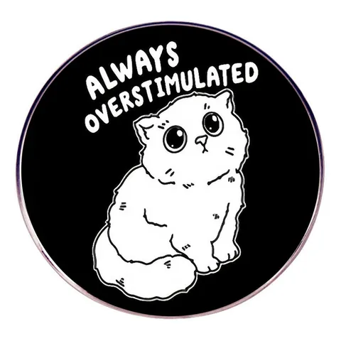 Humorvolle Cartoon Katze Emaille Brosche Always Overstimulated Buchstabe Rund Legierung Pin Abzeichen Für Rucksack Kleidung