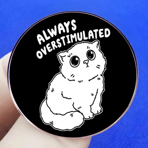Humorvolle Cartoon Katze Emaille Brosche Always Overstimulated Buchstabe Rund Legierung Pin Abzeichen Für Rucksack Kleidung