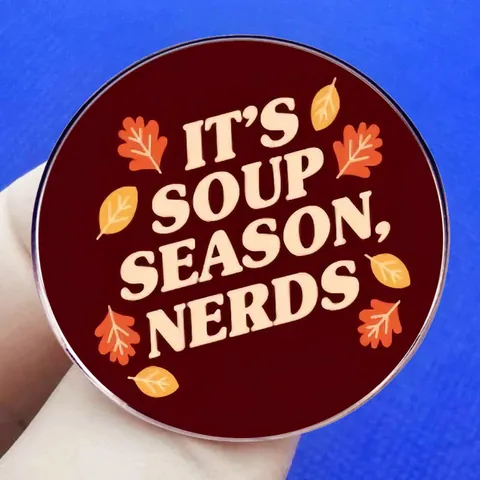 It's Soup Season Nerds Runde Legierung Brosche Pin Humorvoll Herbstlaub Design Dunkelrot Abzeichen Für Kleidung Rucksack Deko Zubehör